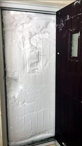 śnieg-vs-drzwi